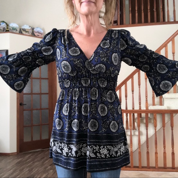 Bell sleeve pretty blue/black top - Picture 8 of 10